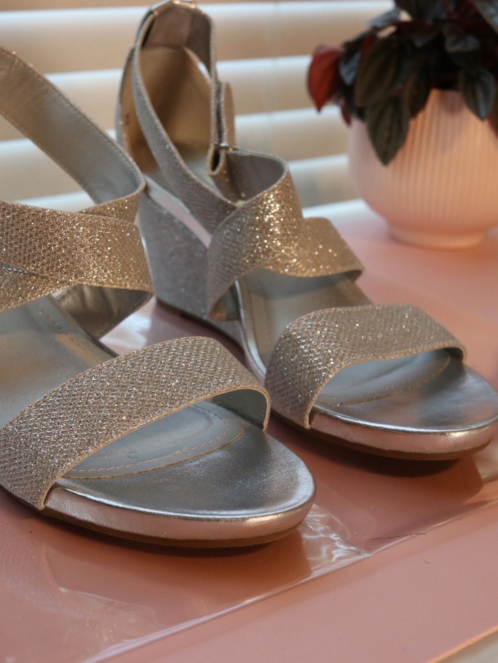 Dream Pairs Silver Glitter Wedge Sandals — Size 8.5